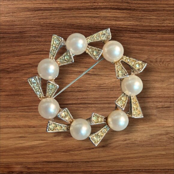 Vintage Pearl look & Rhinestone Circle Brooch Pin - Picture 1 of 6